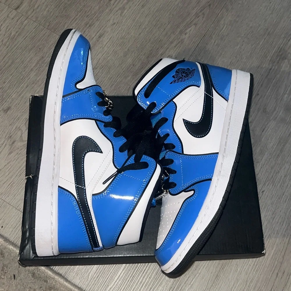 2021 Air Jordan 1 Mid SE 'Signal Blue'